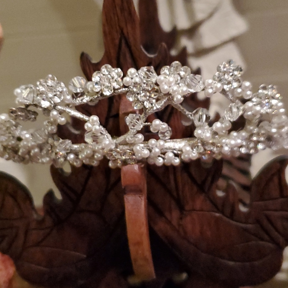 Perfect headband for a wedding veil.